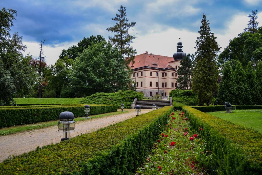 dom z ogrodem przed nim w obiekcie Zámek Lnáře w mieście Lnáře
