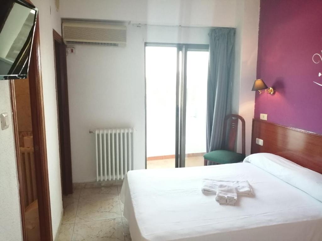 Postel nebo postele na pokoji v ubytování Hostal Jaime I