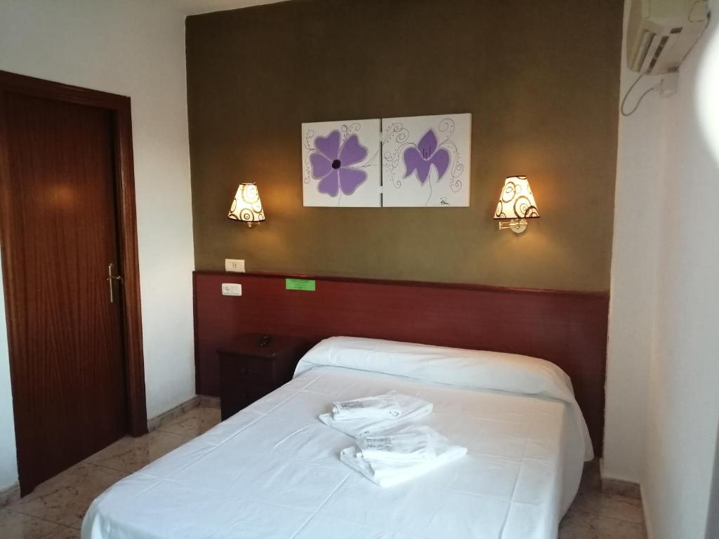 Postel nebo postele na pokoji v ubytování Hostal Jaime I