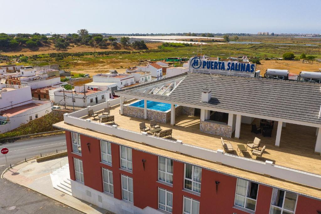 una vista aérea de un edificio con piscina en Puerta Salinas Isla Cristina, en Isla Cristina