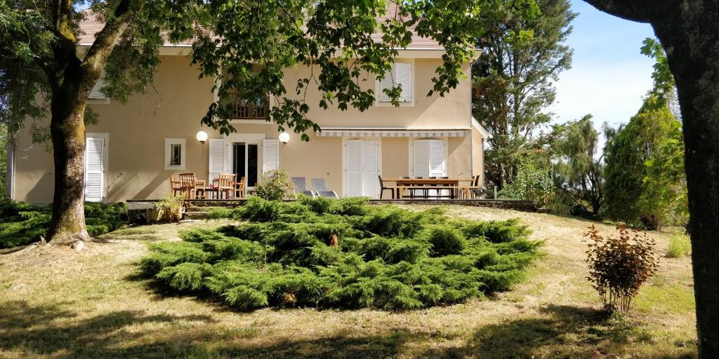 une maison avec un arbre de Noël dans la cour dans l'établissement Nature, espace et confort, 