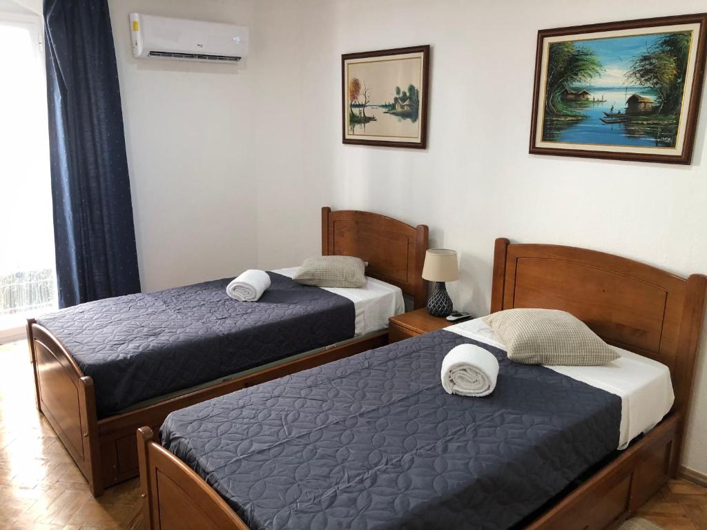 1 Schlafzimmer mit 2 Betten und einem Fenster in der Unterkunft Elvas Casa Sao Francisco in Elvas