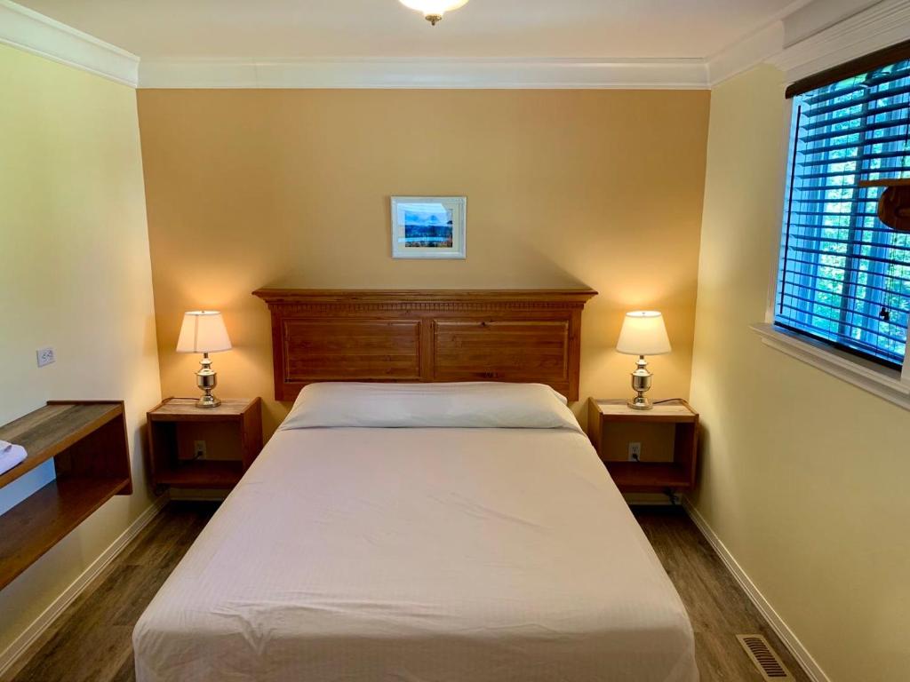 Postel nebo postele na pokoji v ubytování Brookside Motel