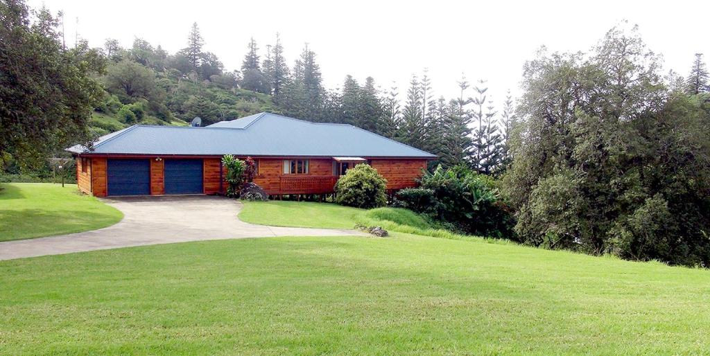 a small red and blue house in the middle of a yard at Tranquility At Cascade in Cascade