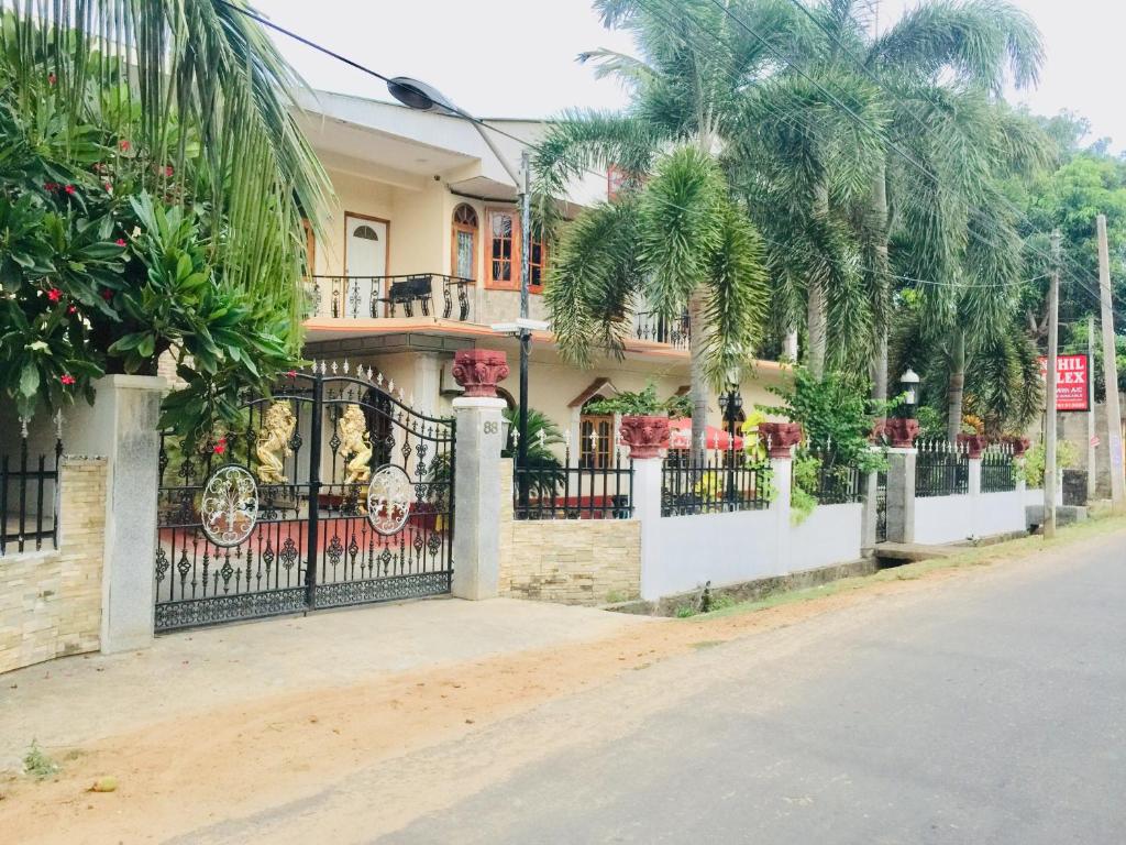 ジャフナにあるSenthil Complexの通り鋸門のある家