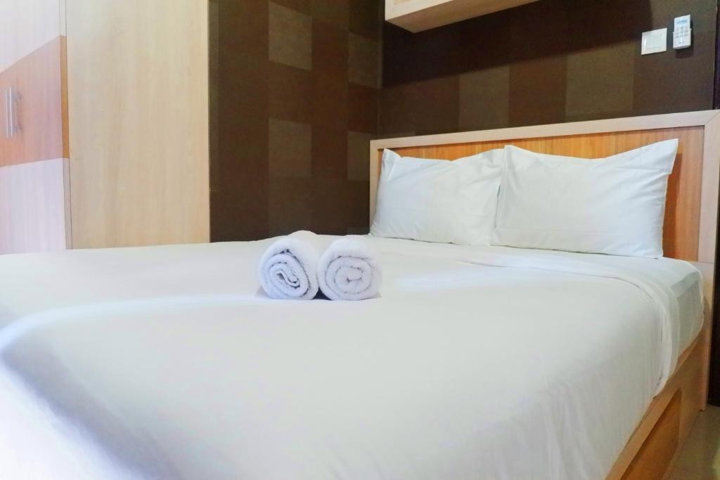 Postel nebo postele na pokoji v ubytování Best View 2BR Apartment at Tamansari Papilio By Travelio