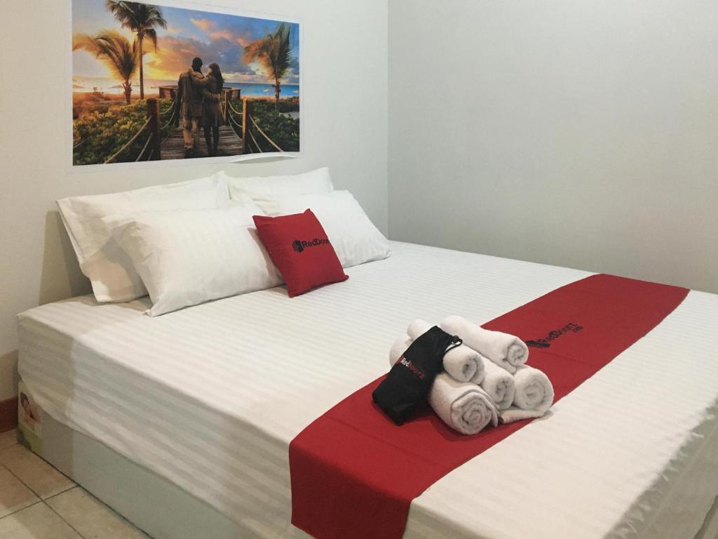 מיטה או מיטות בחדר ב-RedDoorz near Institut Kesehatan Helvetia