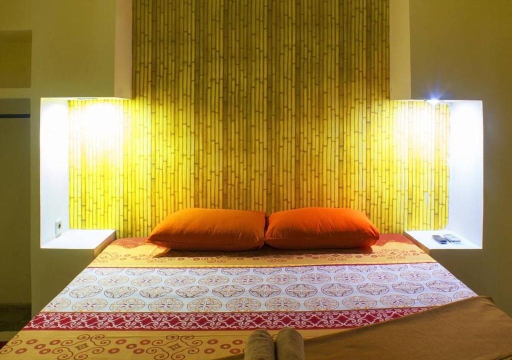 Postel nebo postele na pokoji v ubytování New Priok Indah Syariah Hotel