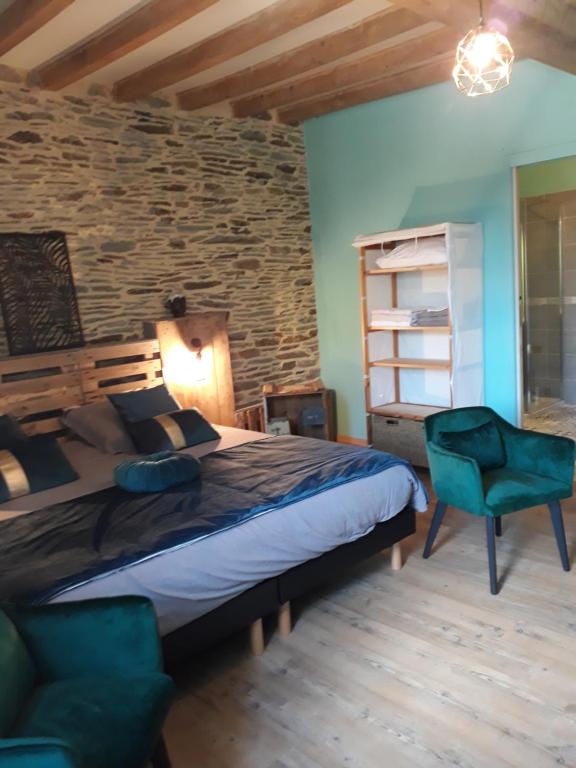 En eller flere senger på et rom på Bed and Breakfast au Champ du Douits