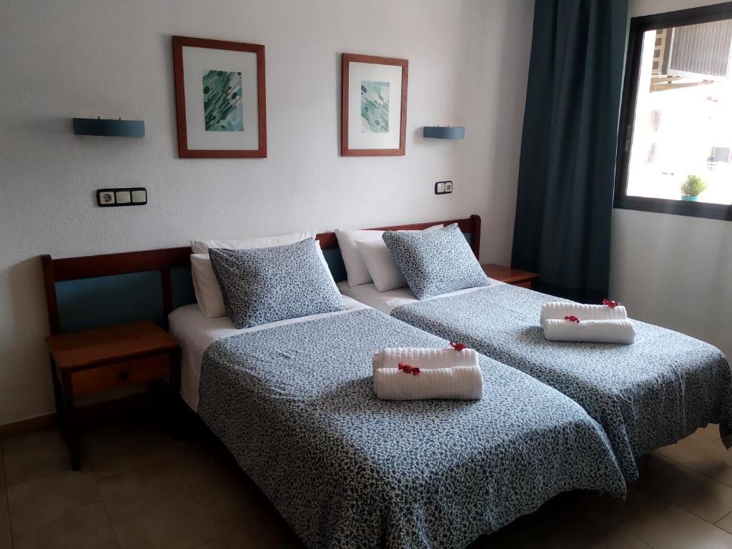 - une chambre avec deux lits et un canapé dans l'établissement APARTAMENTO RONDA 4 BOLICHES Primera línea de playa, à Fuengirola