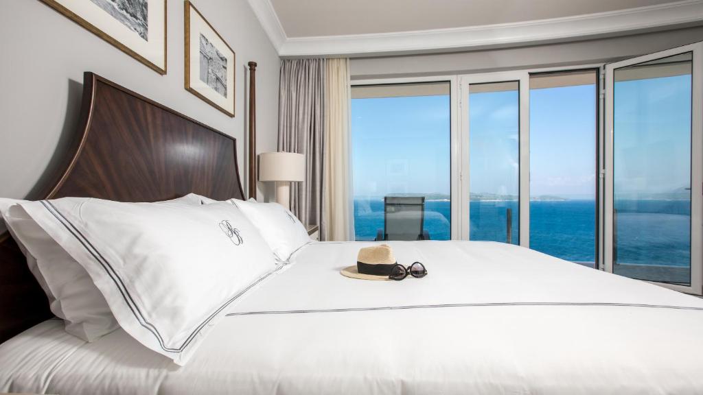 Royal Blue Hotel - 