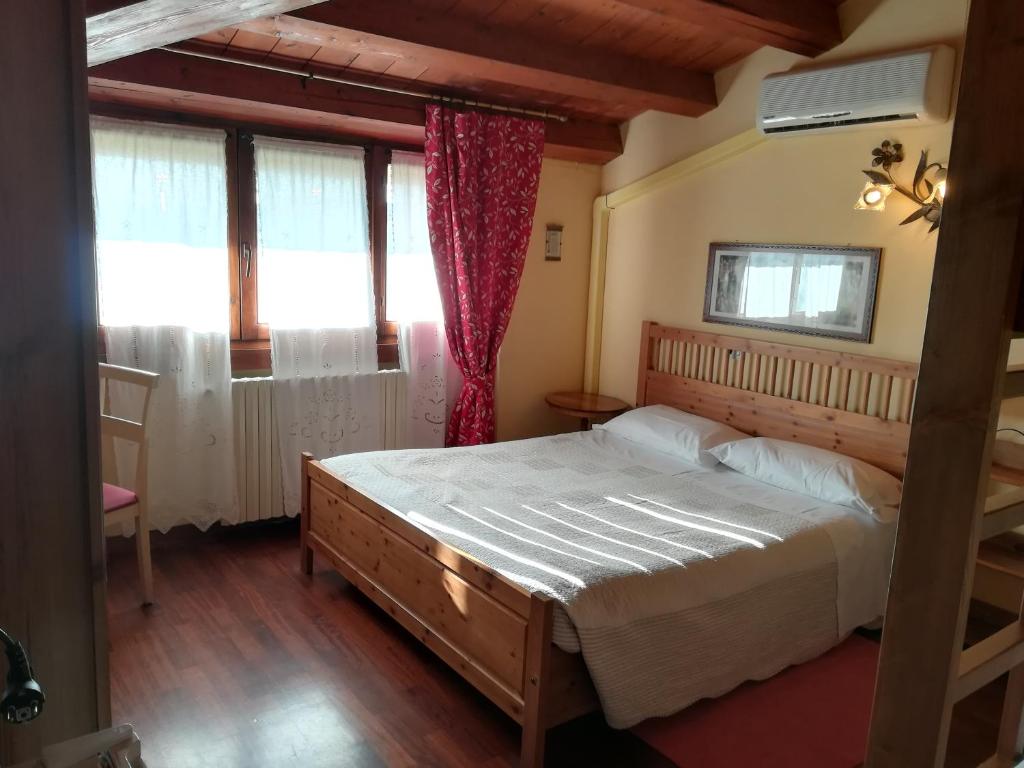 een slaapkamer met een groot bed en een raam bij B&B L'Isola di Casa in Brembate