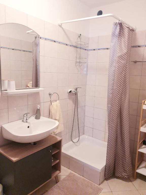 Kupaonica u objektu Sali Modern Seaview Apartment