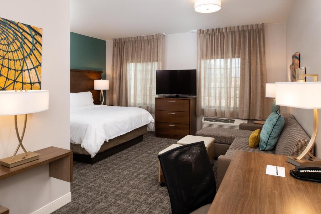 TV a/nebo společenská místnost v ubytování Staybridge Suites - St George by IHG