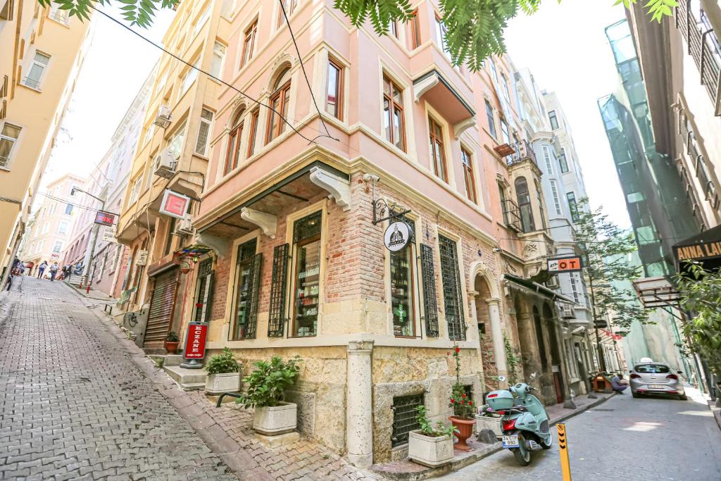 een gebouw met een scooter ervoor geparkeerd bij No 8 Galata in Istanbul