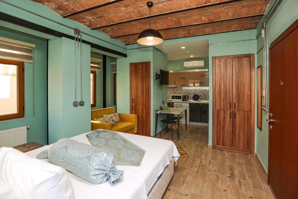 A kitchen or kitchenette at No 8 Galata