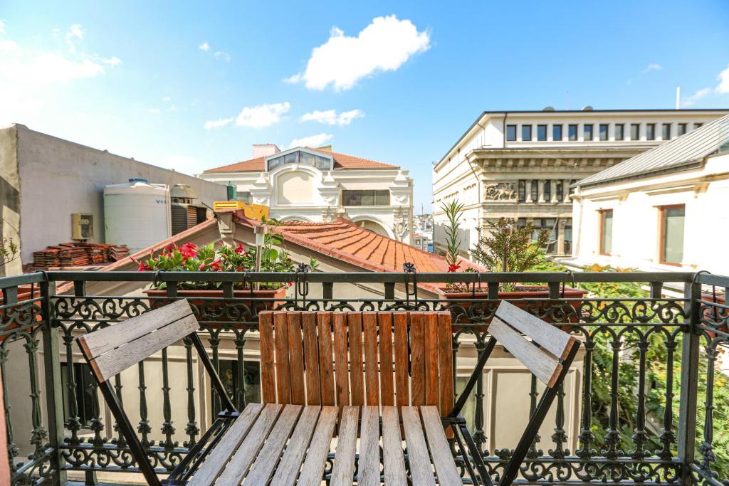 A balcony or terrace at No 8 Galata