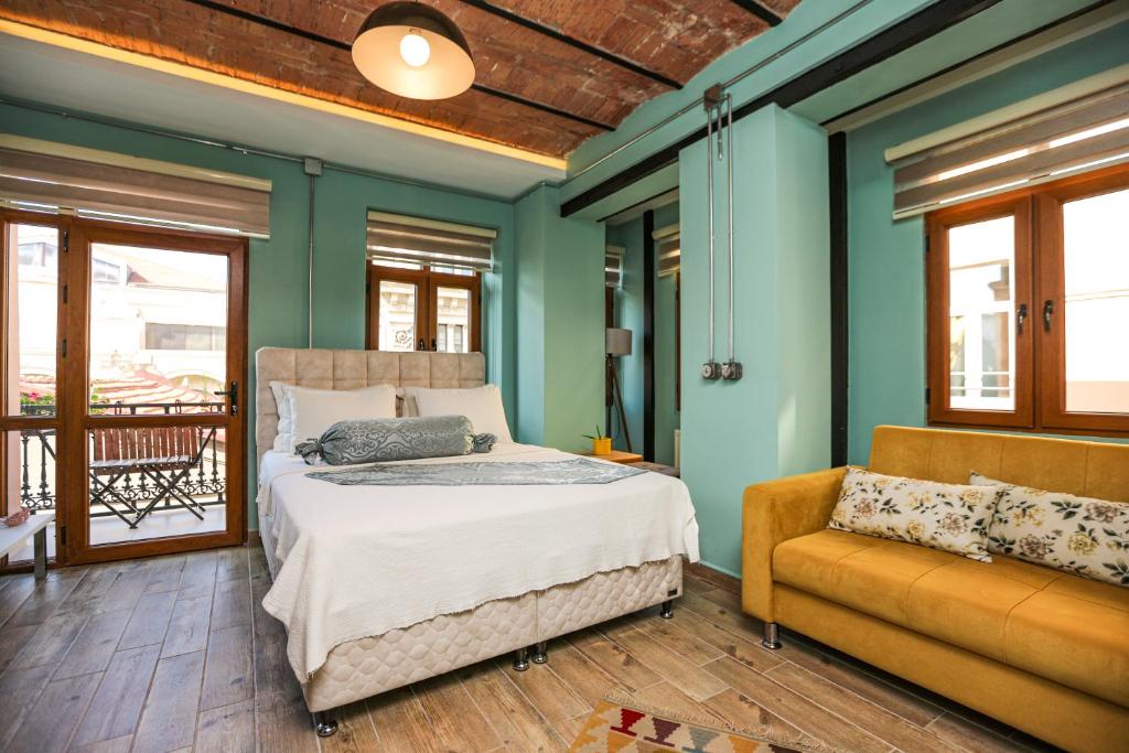 A bed or beds in a room at No 8 Galata