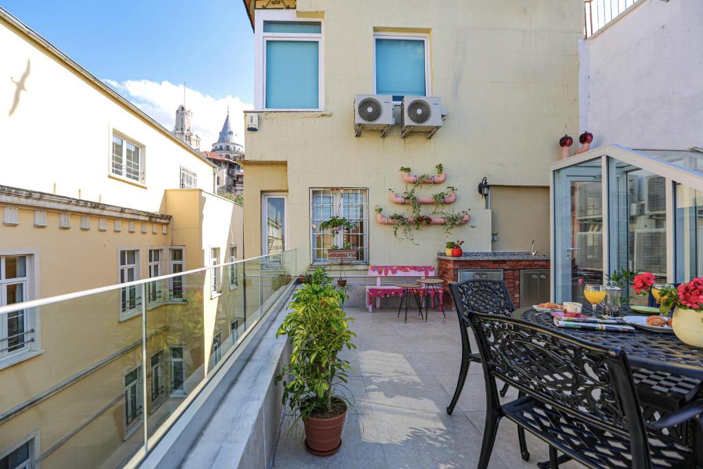 A balcony or terrace at No 8 Galata