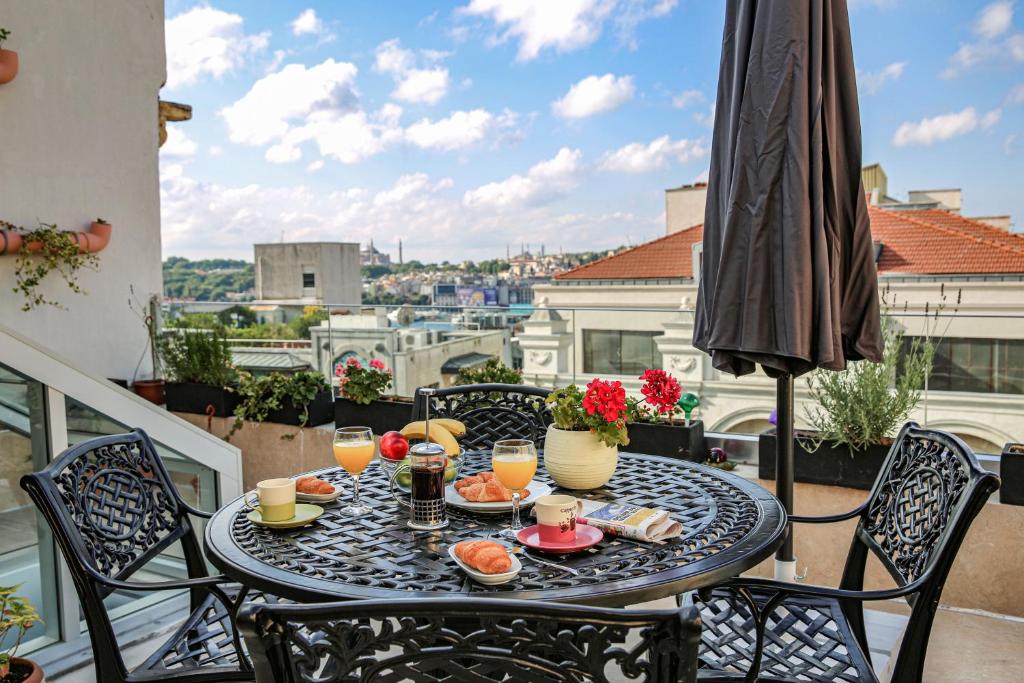 A balcony or terrace at No 8 Galata