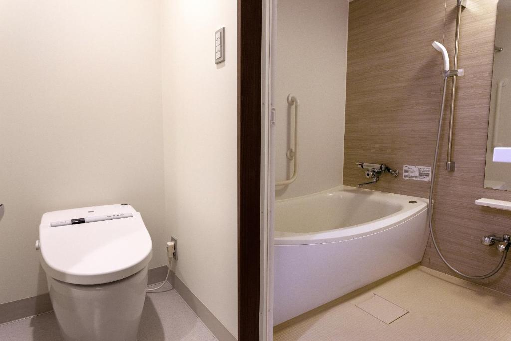 Koupelna v ubytování Silk Hotel