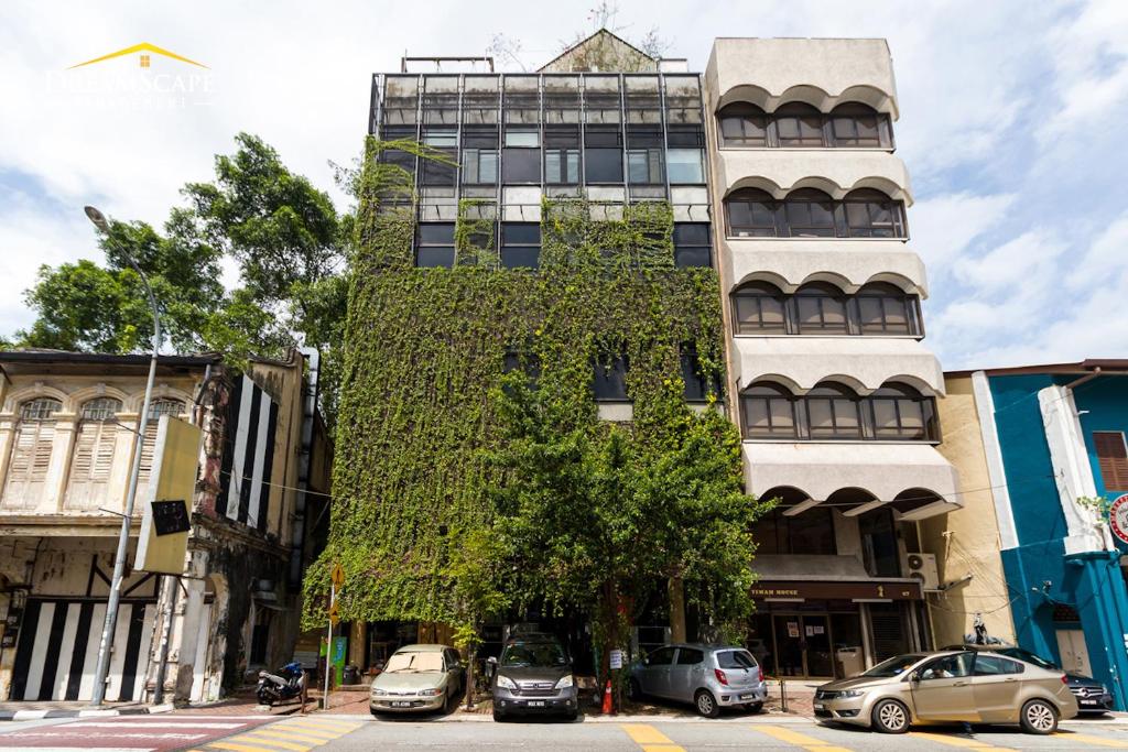 怡保的住宿－Belakang KongHeng By DreamScape，一座常春藤生长在它的一侧的建筑
