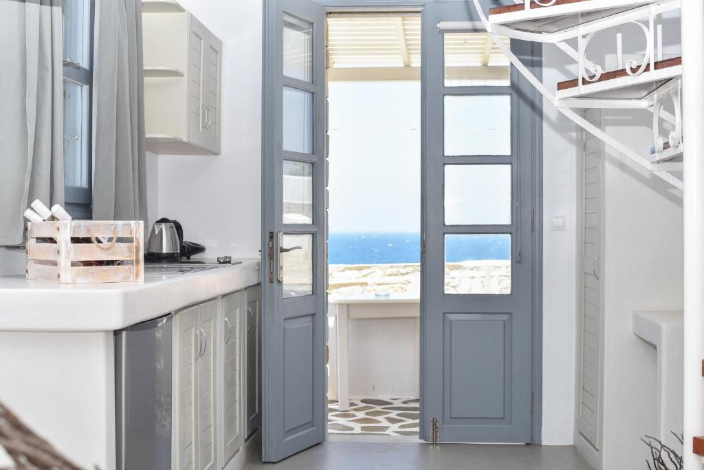 Kuchyň nebo kuchyňský kout v ubytování Iliada Suites