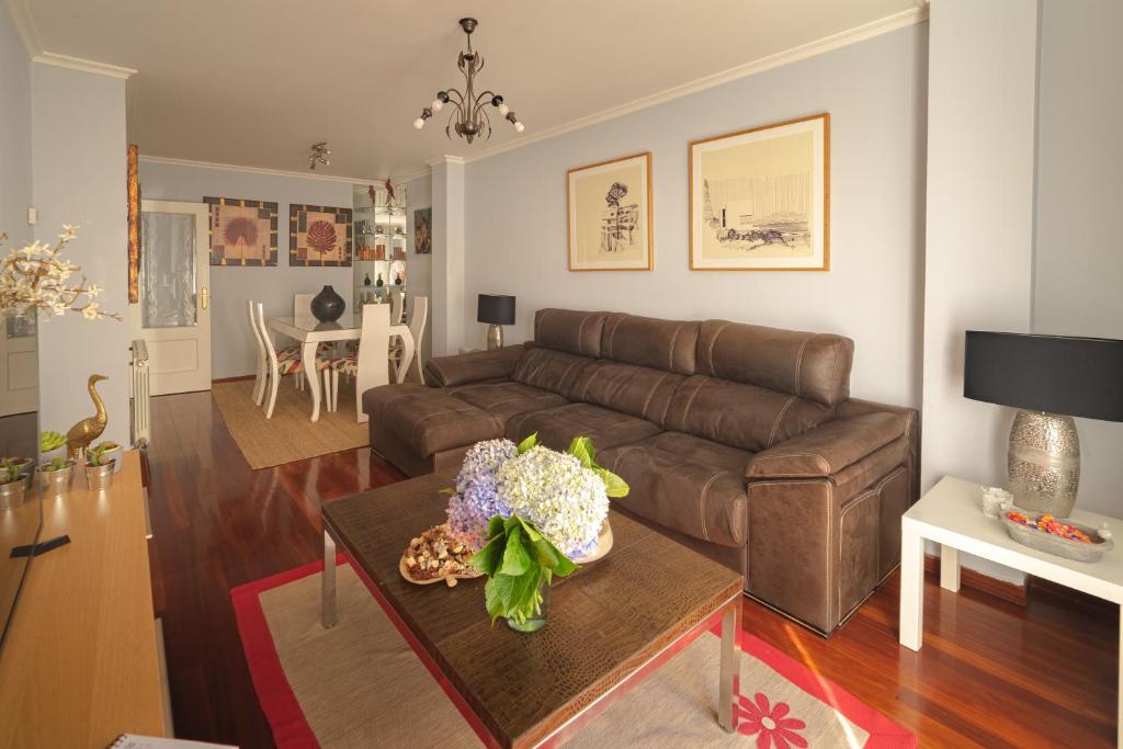 a living room with a couch and a table at HyP - LA CASA DE LAS HORTENSIAS in Pontevedra