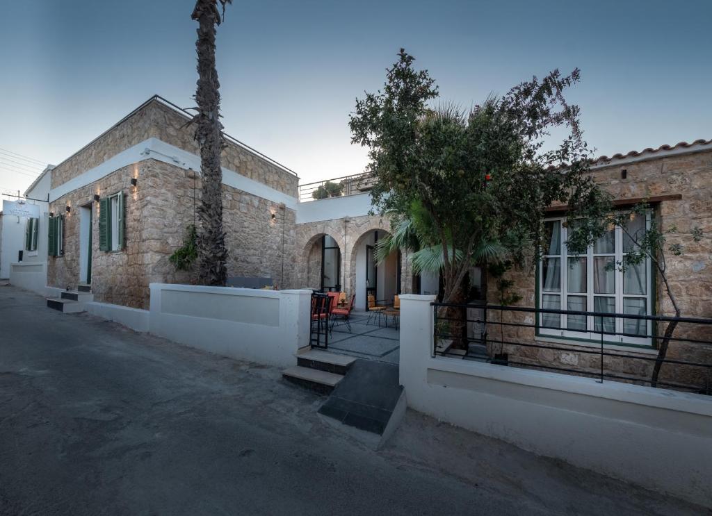een stenen huis met een boom ervoor bij La Regina Veneziana in Famagusta