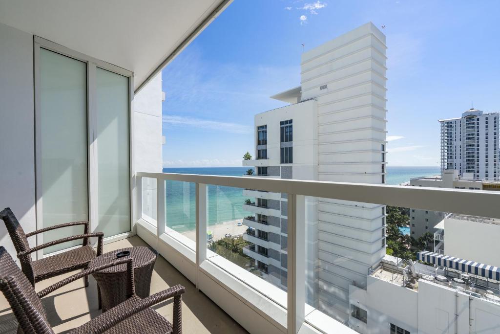 uma varanda com cadeiras e vista para o oceano em Studio at Sorrento Residences- FontaineBleau Miami Beach home em Miami Beach