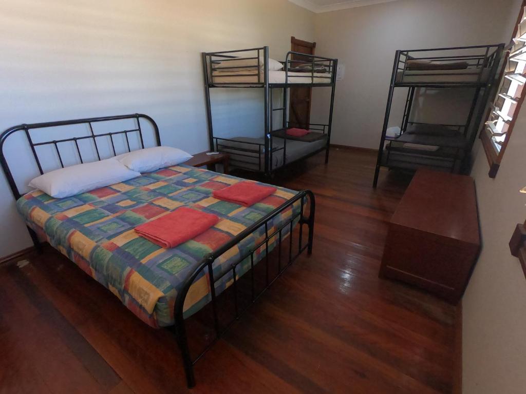 Postel nebo postele na pokoji v ubytování Kimberley Travellers Lodge - Broome YHA