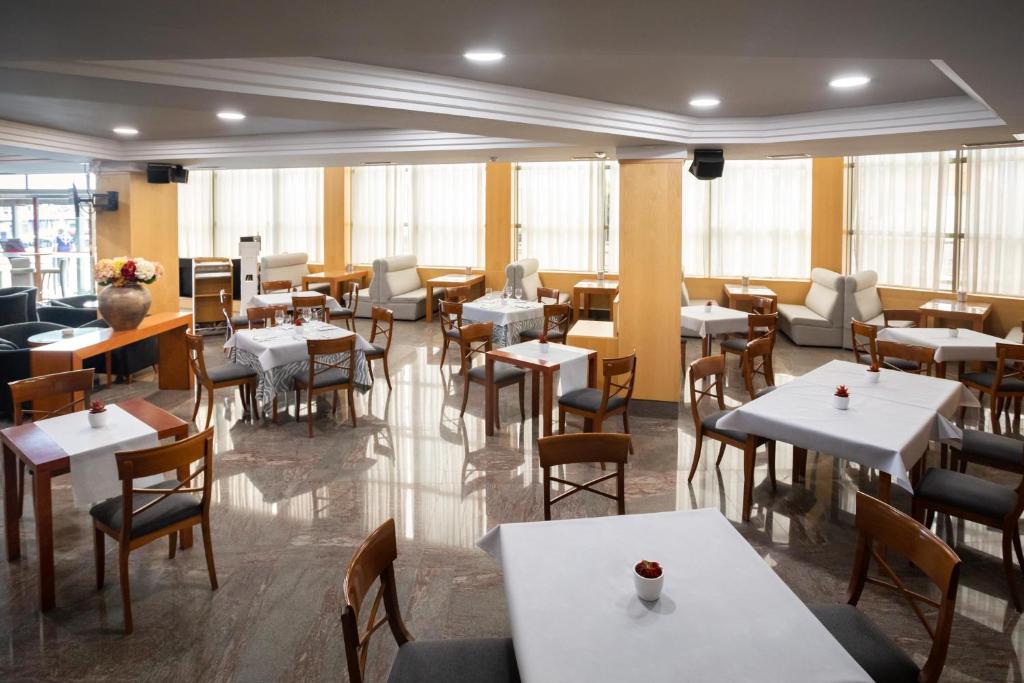 Reštaurácia alebo iné gastronomické zariadenie v ubytovaní Gran Hotel de Ferrol