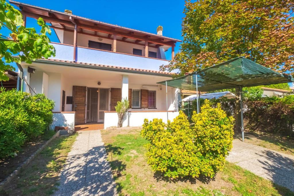 a view of the house from the garden at Agenzia Vear Monte 4 in Lido degli Scacchi