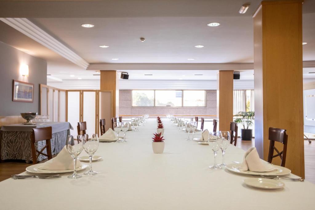 Reštaurácia alebo iné gastronomické zariadenie v ubytovaní Gran Hotel de Ferrol