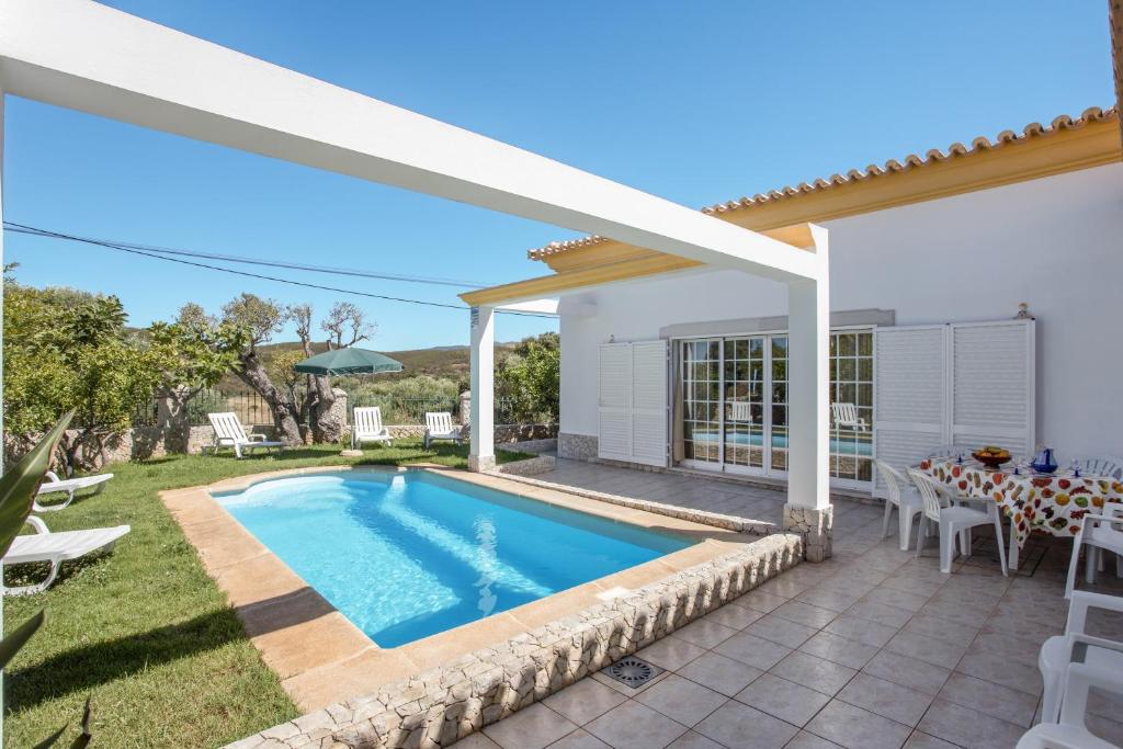 Cette villa dispose d'une piscine et d'une terrasse. dans l'établissement Casa Village, à Senhora do Verde