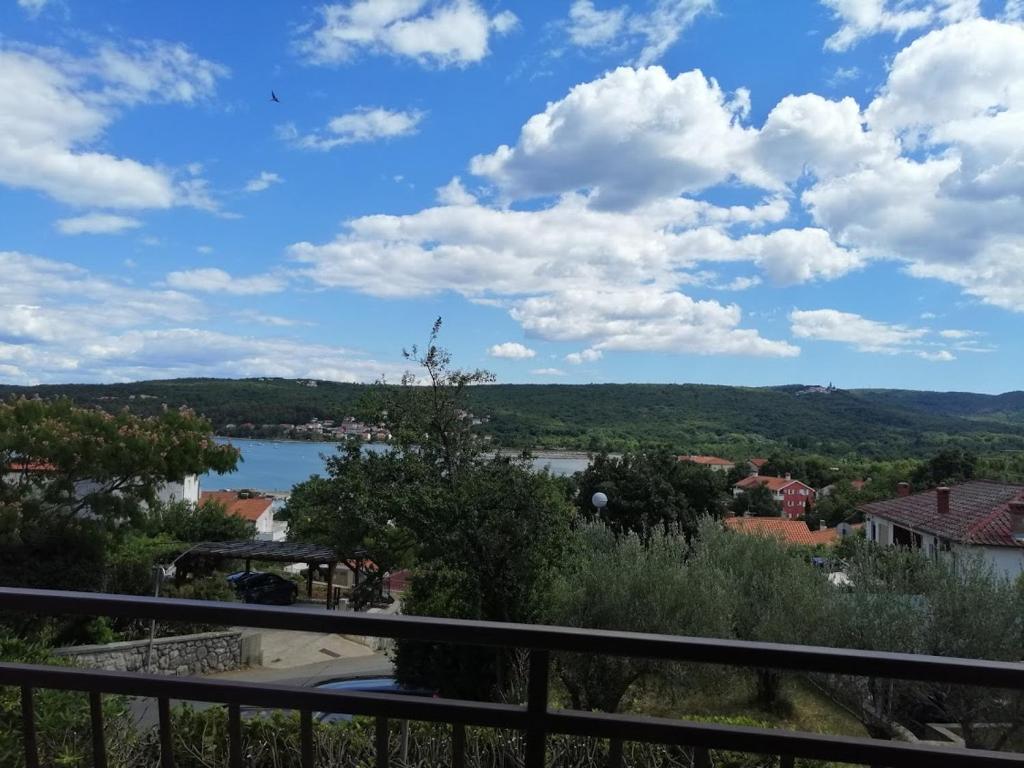 d'un balcon avec vue sur le lac. dans l'établissement Cilijin dvor, à Čižići