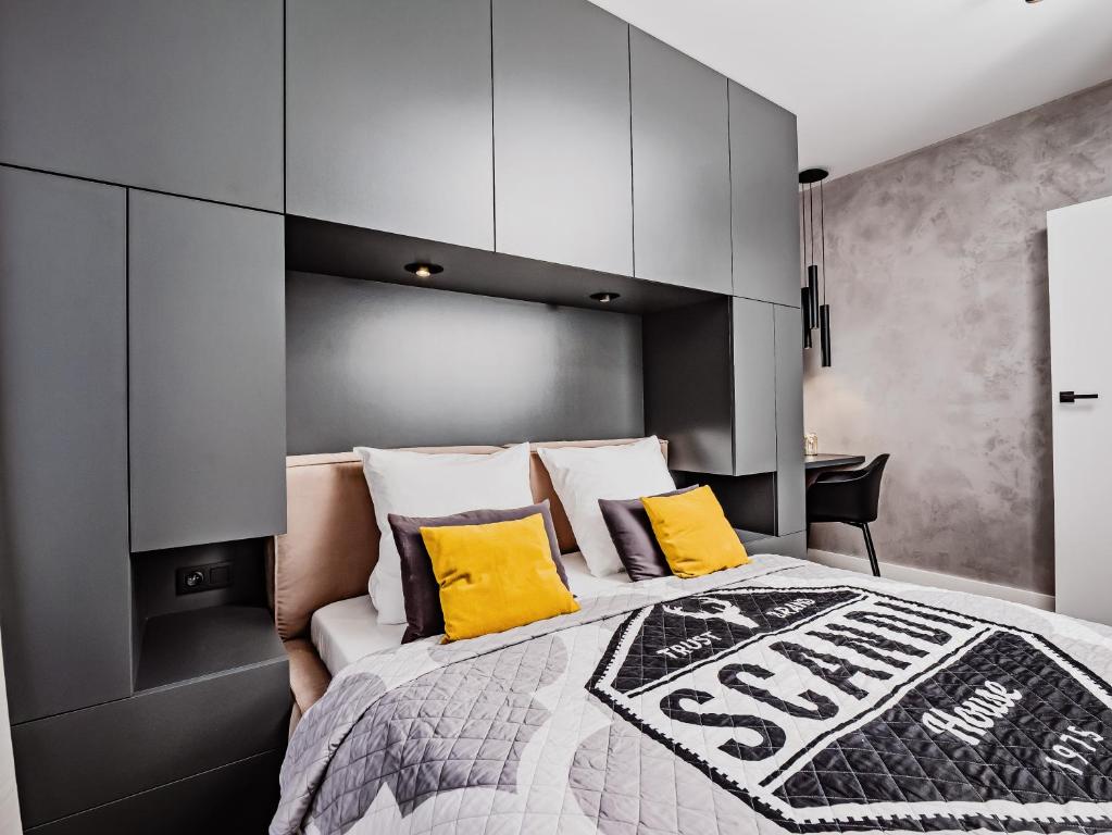 Posteľ alebo postele v izbe v ubytovaní Apartamenty Homely Place Koziołki - Stary Rynek - Parking