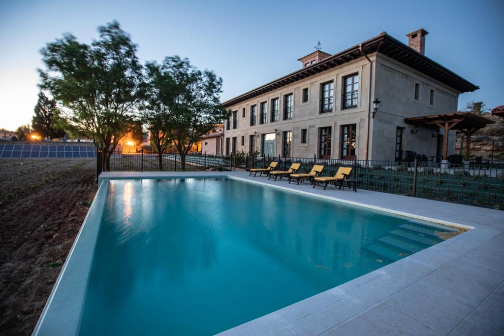 uma piscina em frente a uma casa em Torre de Briñas Private Resort em Briñas