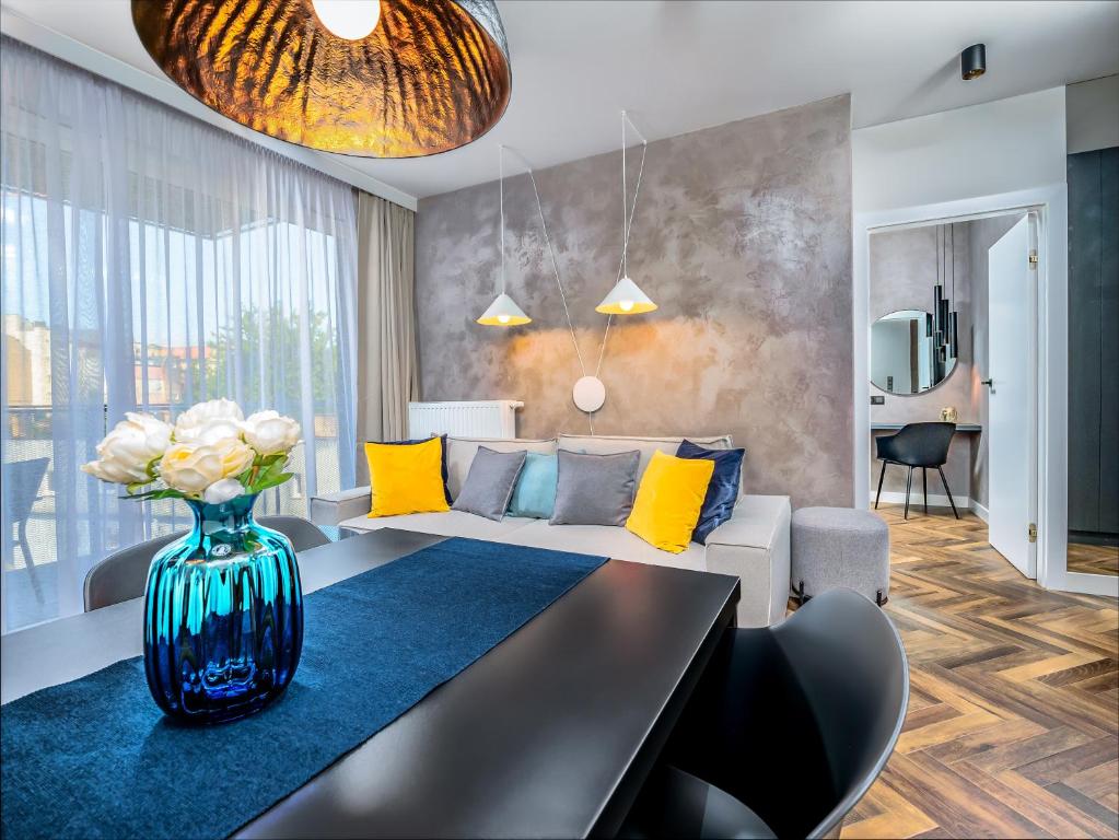 Posedenie v ubytovaní Apartamenty Homely Place Koziołki - Stary Rynek - Parking
