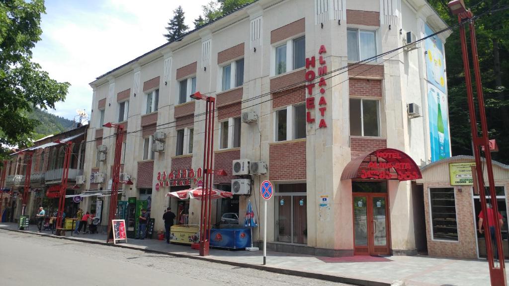 ein Gebäude an der Straßenseite in der Unterkunft Alma-Ata Hotel in Bordschomi