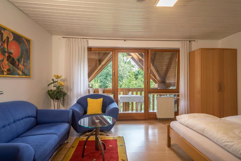 リンダウにあるFerienwohnung Konrad Schielinのリビングルーム(青いソファ、テーブル付)