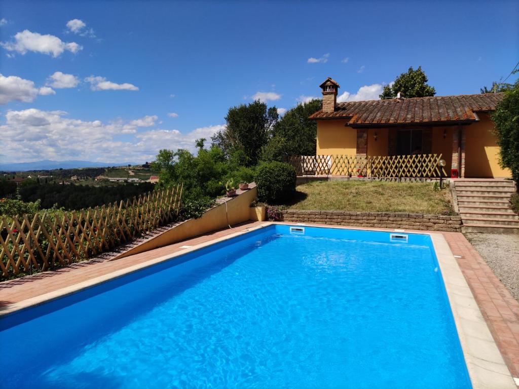 una piscina frente a una villa en Sunset Hill - Tuscany - Villa & private Pool, en Castelfiorentino