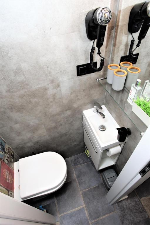 Kúpeľňa v ubytovaní Mikro Apartament Solo na Starówce 8m2