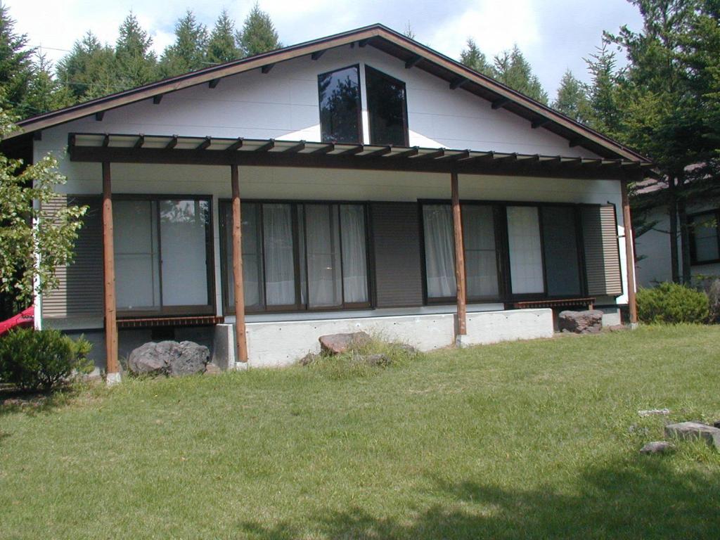 een klein huis met een raam aan de zijkant bij Cottage Karuizawa in Karuizawa