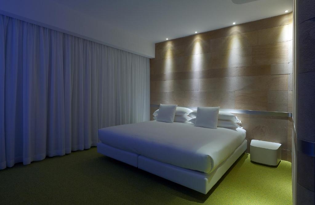 Postel nebo postele na pokoji v ubytování A Point Arezzo Park Hotel