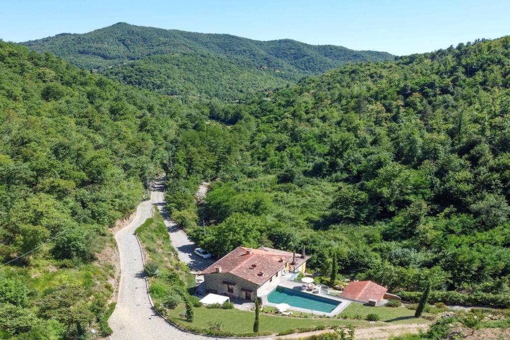 eine Luftansicht eines Hauses inmitten eines Berges in der Unterkunft La Ferriera Villa da Sogno in Castel Focognano