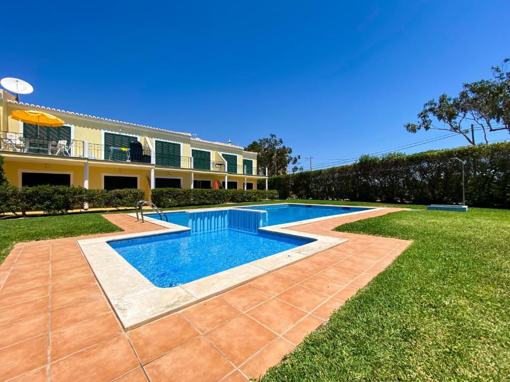 una piscina en el patio de una casa en Casa do Farol - Apartamento com piscina junto à Praia do Camilo, en Lagos
