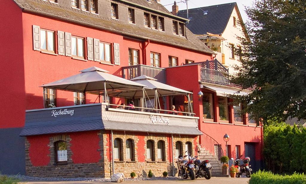 ein Gebäude mit einem Restaurant darüber in der Unterkunft Hotel-garni-Kachelburg in Dieblich