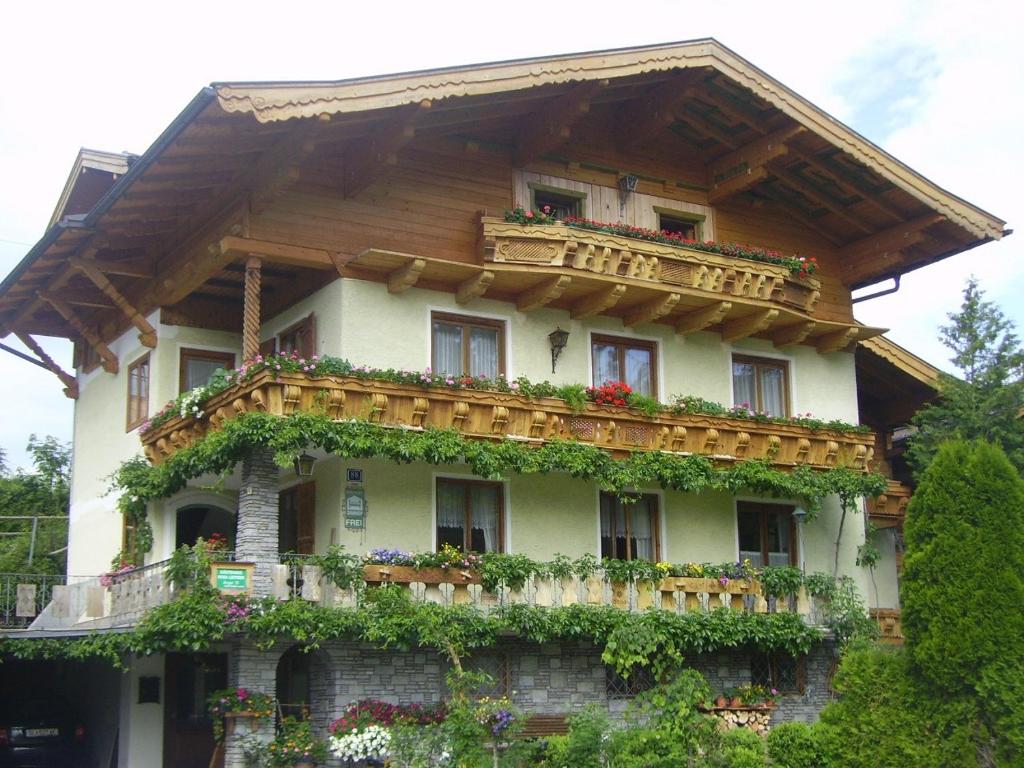 ein Haus mit Blumen auf der Seite in der Unterkunft Gästehaus Rosa Leitgeb in Faistenau