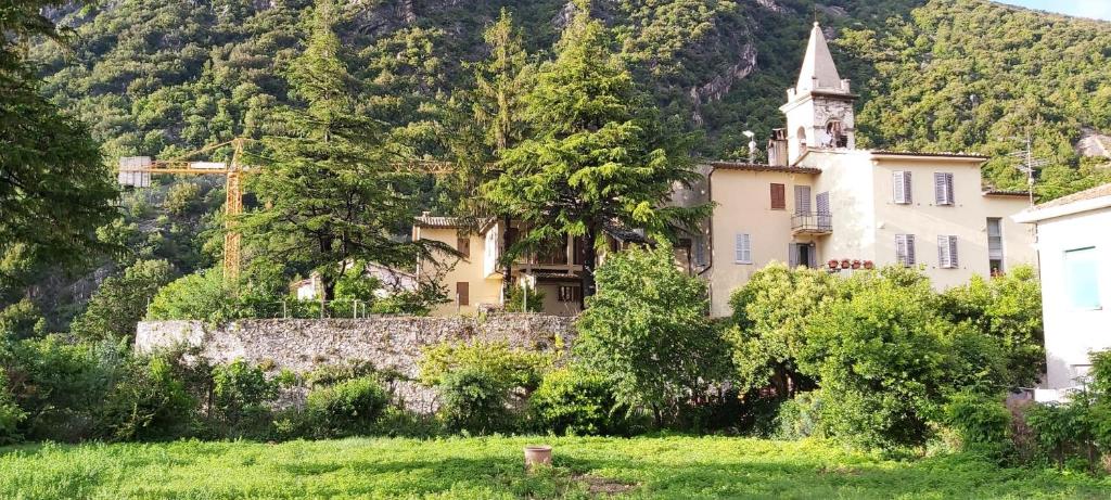 stary budynek z kościołem na górze w obiekcie Casa vacanze I PINI E IL CILIEGIO w mieście Pale
